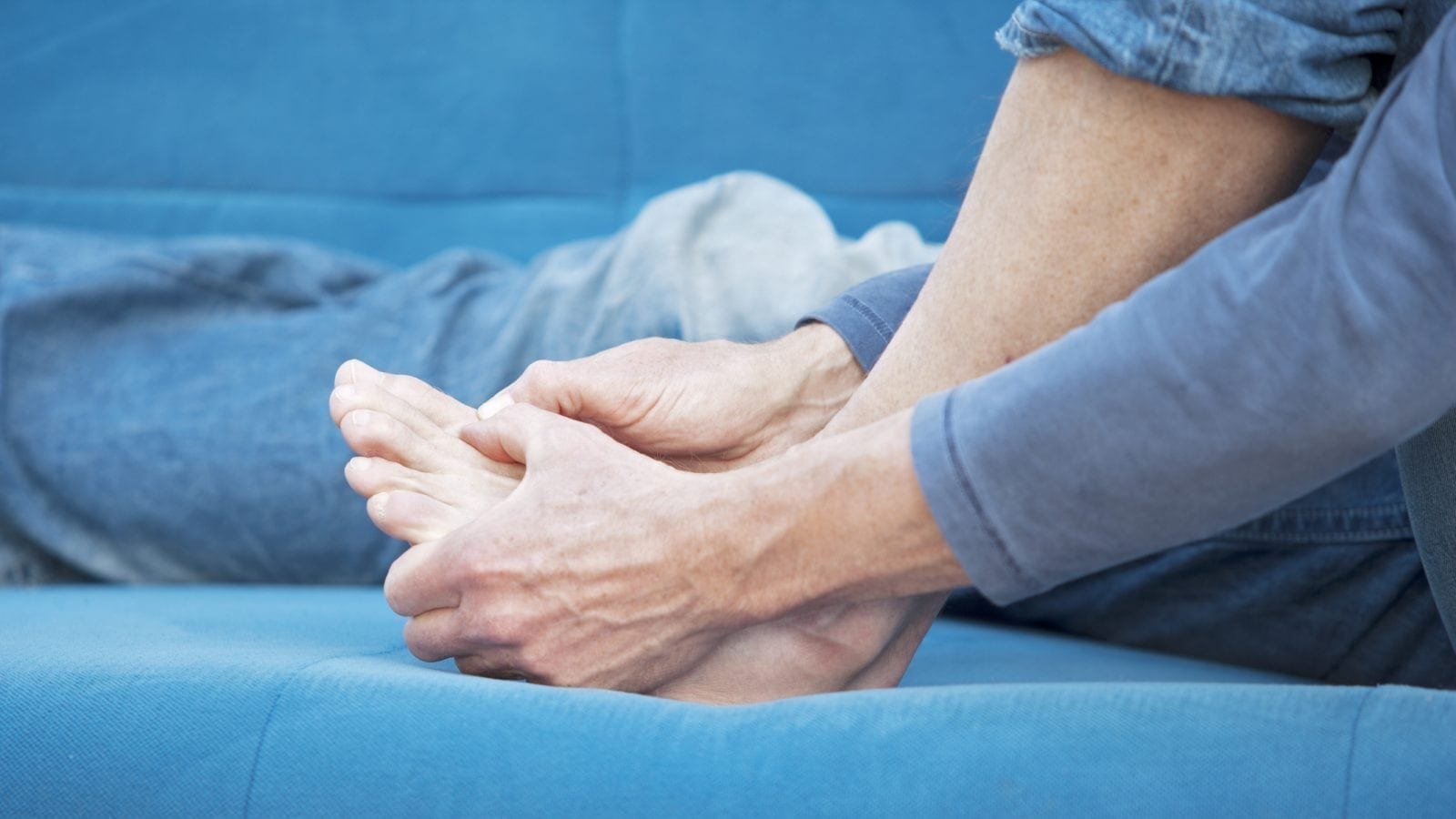 Химиотерапия немеют пальцы. Стопа пожилого человека. Пожилые люди суставы. Стопы ног у пожилых людей.